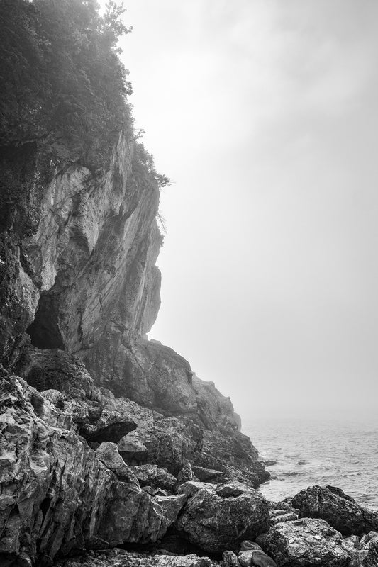 Falaise sous la brume de l'Île au Massacre